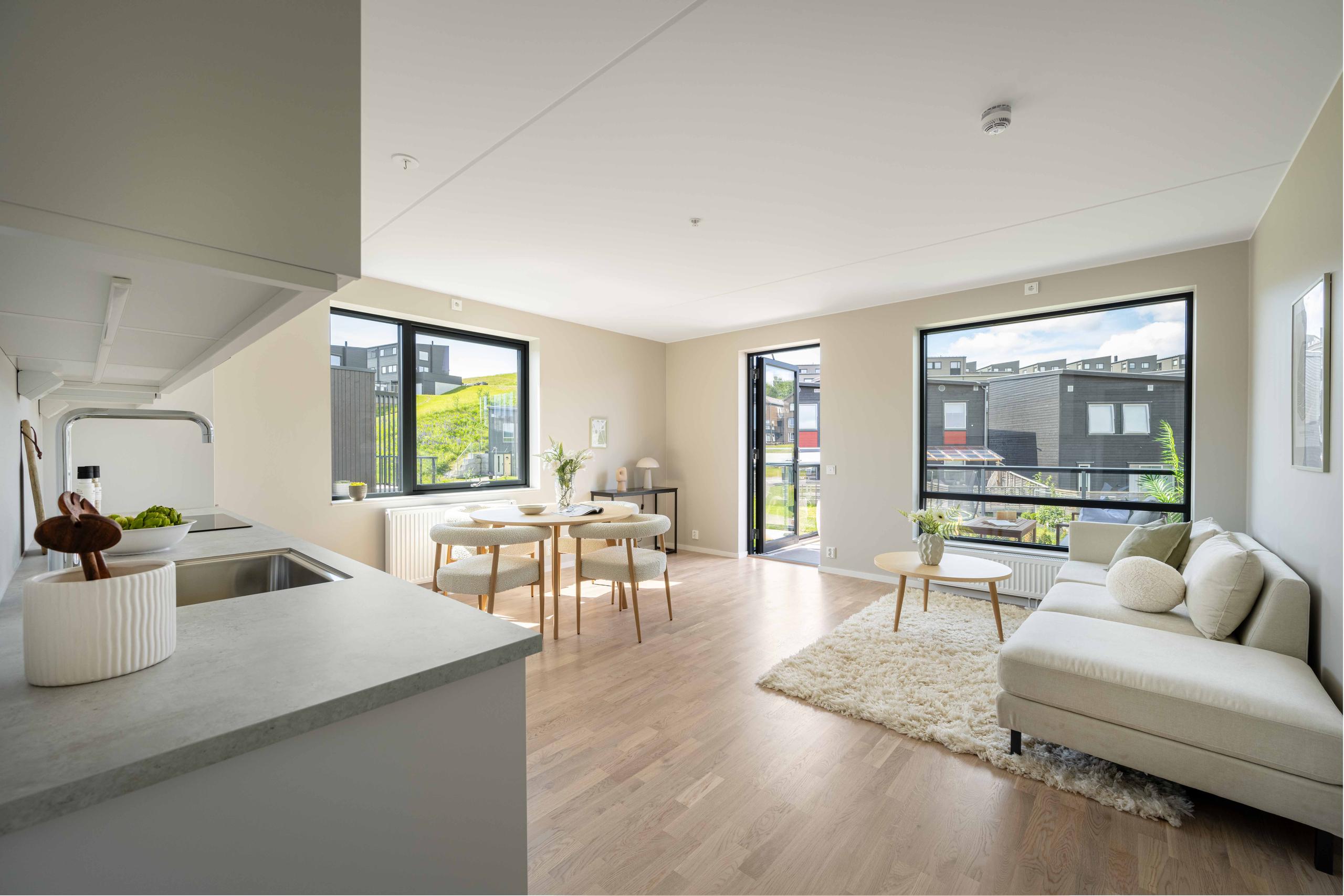 Leiligheten er på 57 kvm og har utgang til en solrik balkong