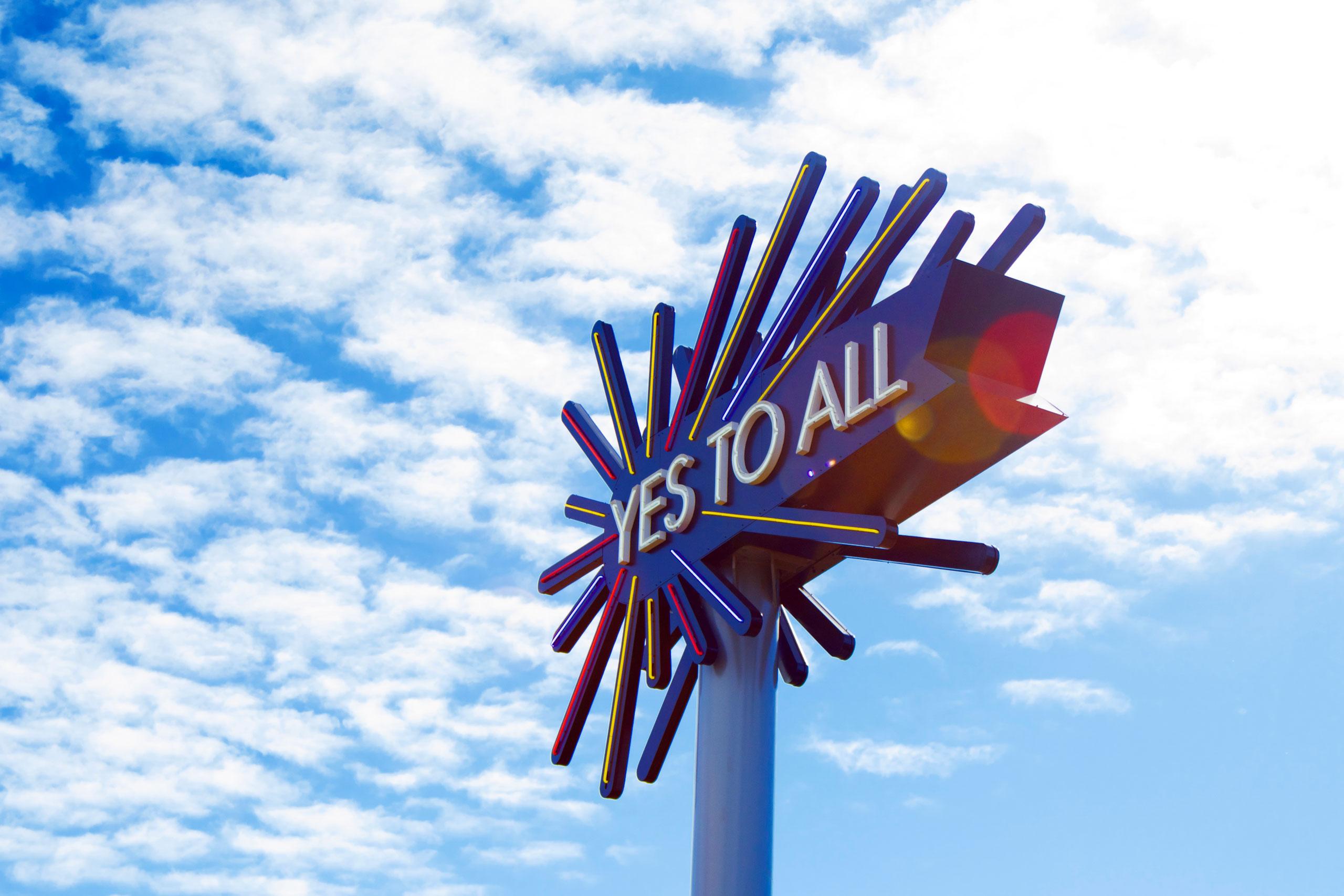 "Yes to all", "ja til alle" skilt ved nye leiligheter Lundkvartalet i Lillestrøm