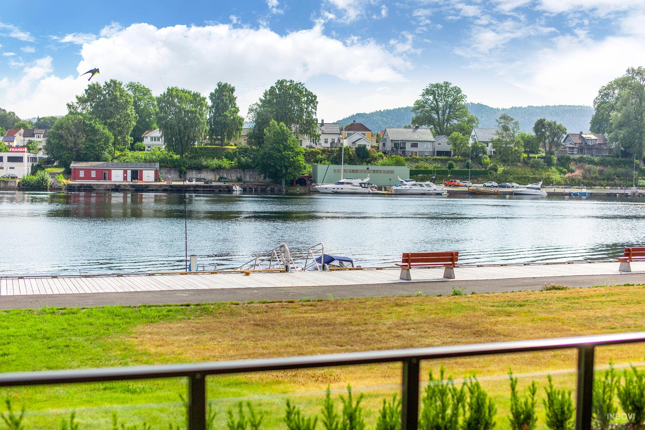 Nye leiligheter i Elveparken brygge. Promenade på bryggen langs elven i Porsgrunn