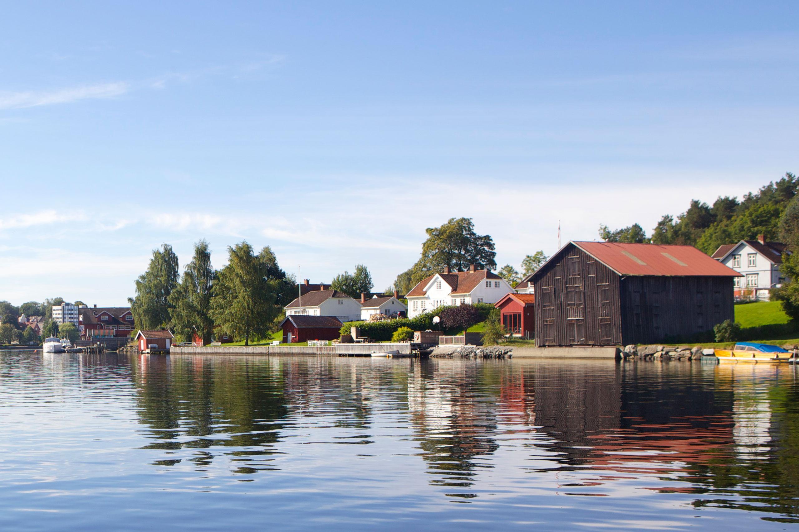 Ærverdig bygg langs elven på Vestsiden. Nye leiligheter i Elveparken brygge