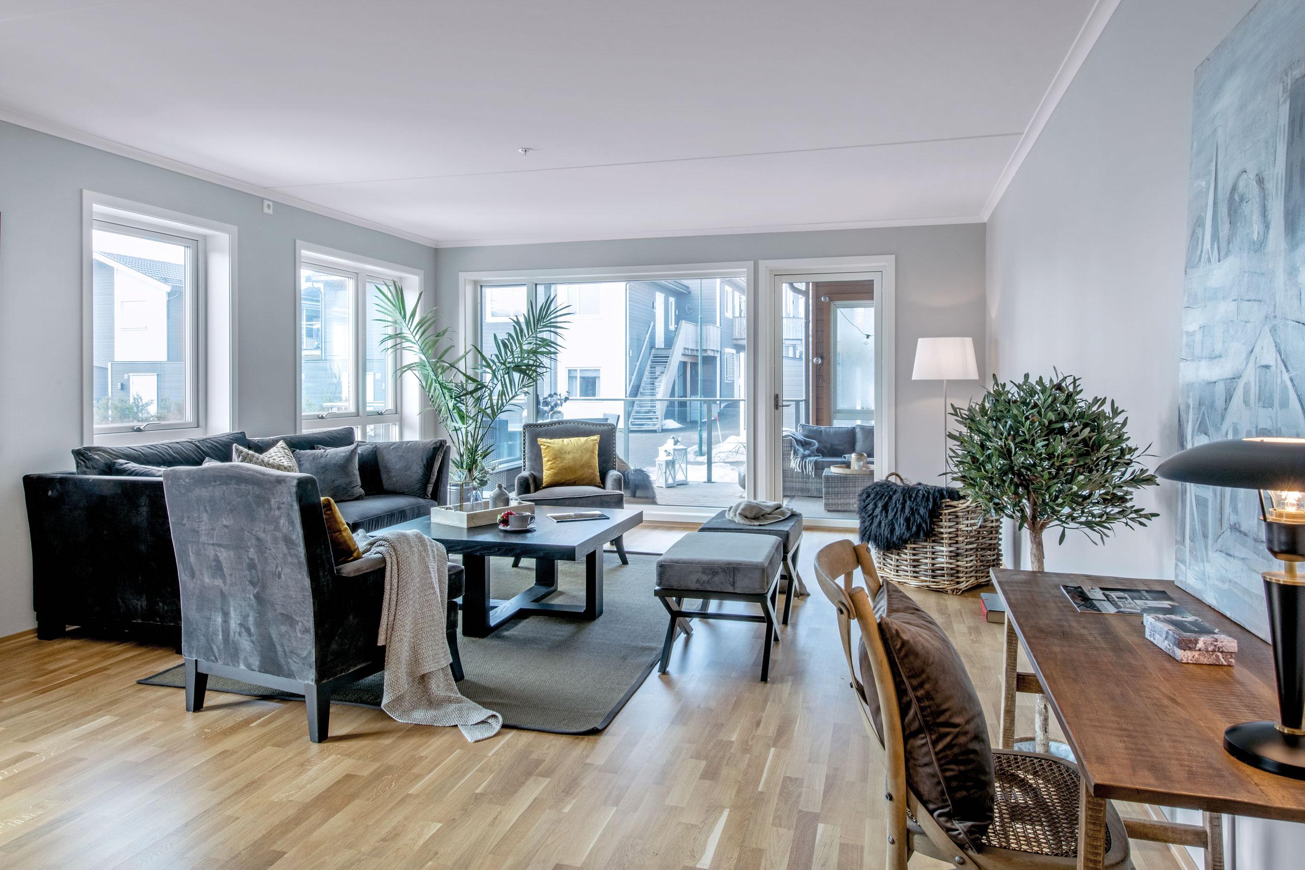 Moderne JM stue, med god sitteplass og dør ut til veranda