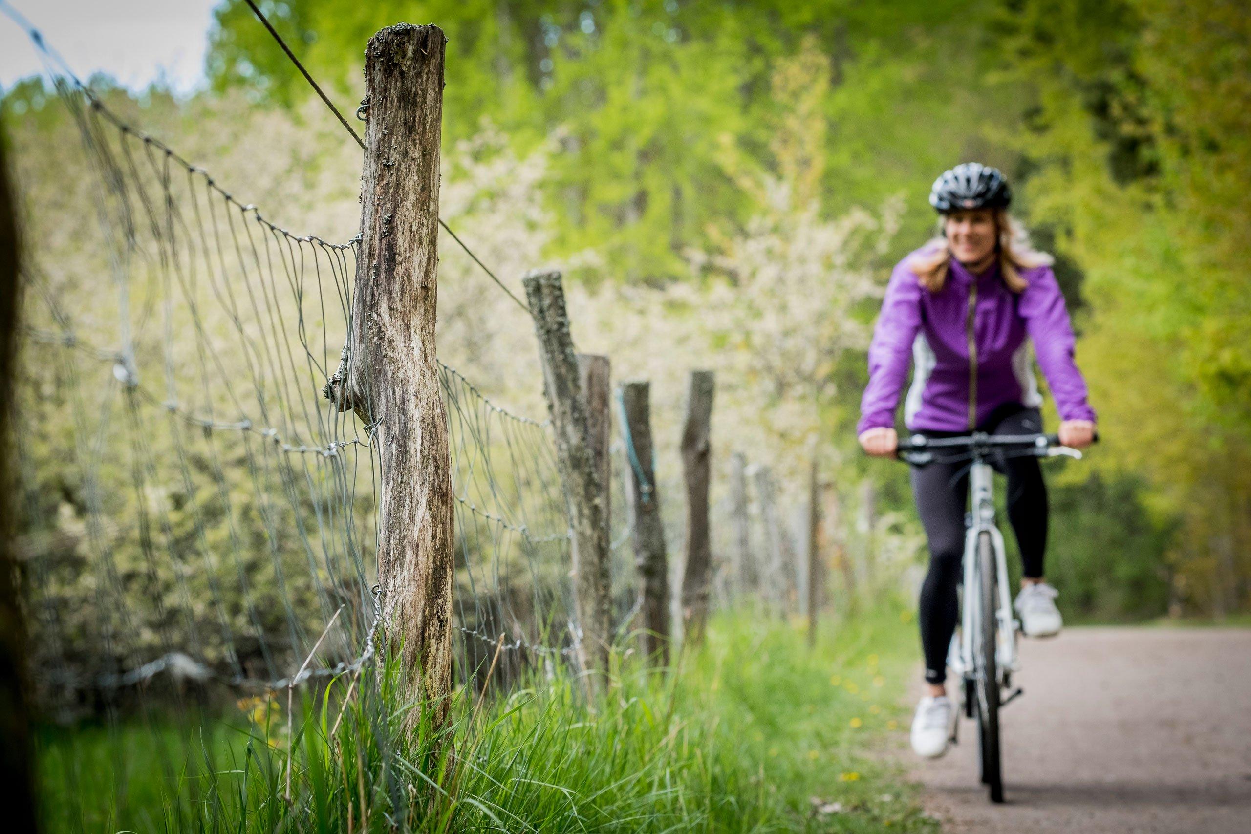 Kvinne som er ute på sykkeltur