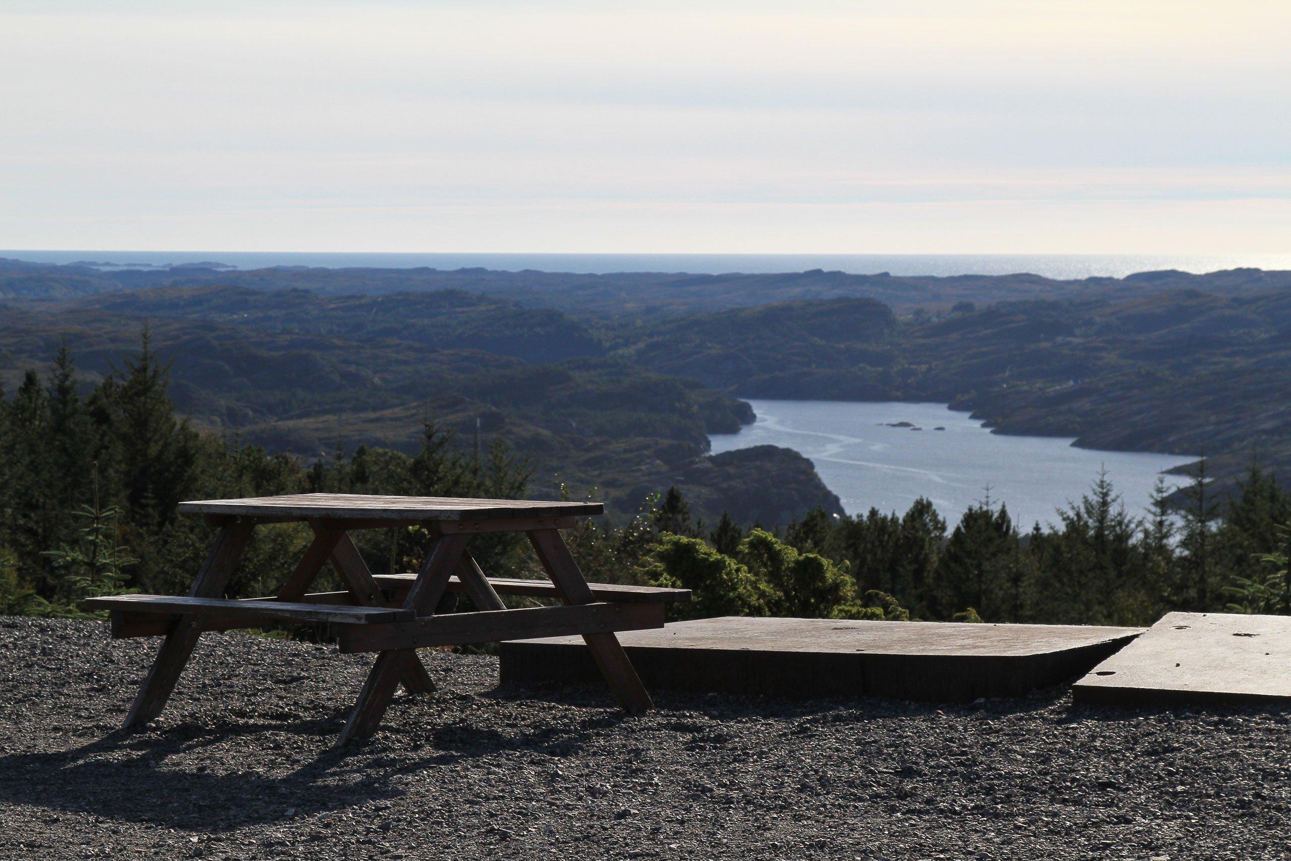 En benk på Fjell festning med utsikt over de vakre omgivelsene