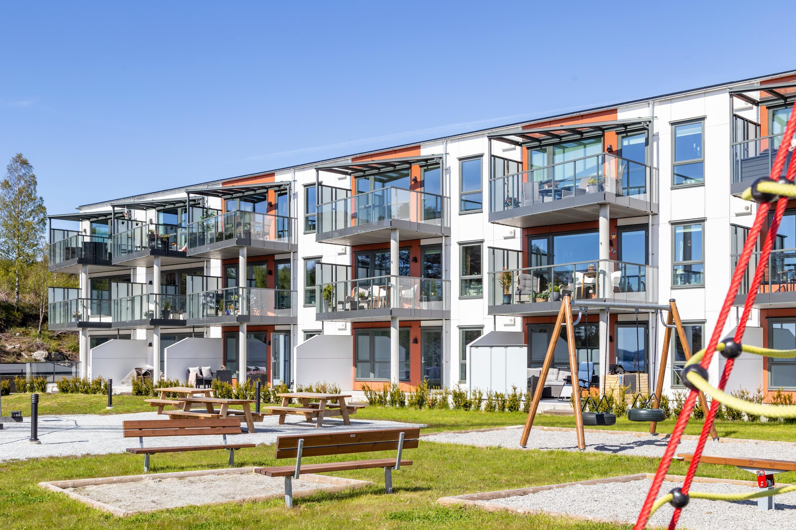 På Løypetona 3 sikrer store vindusflater og gode uteområder at den vakre sjøutsikten og gode solforholdene alltid er en del av hverdagen.