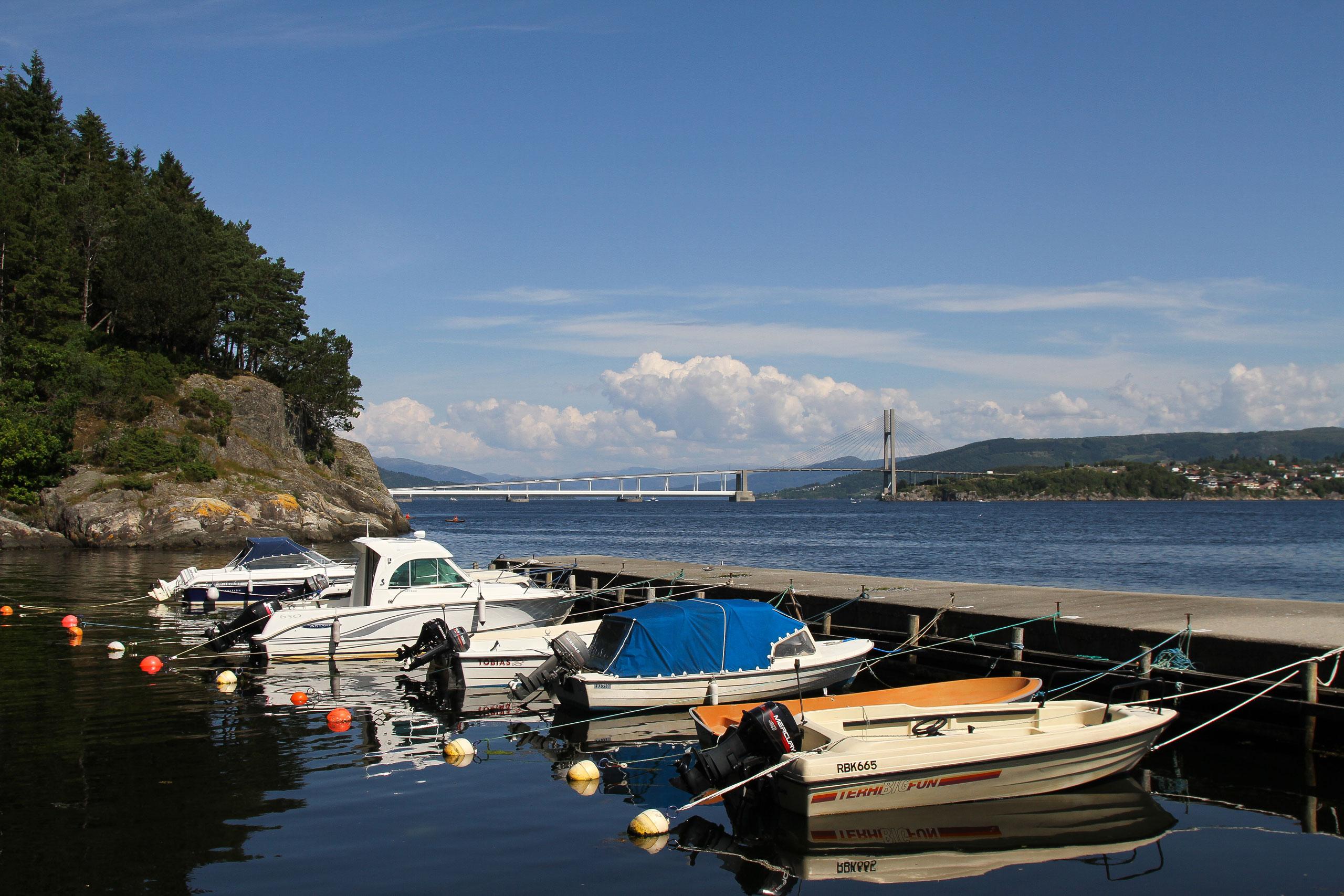 En pittoresk liten båthavn i fjorden på Frekhaug