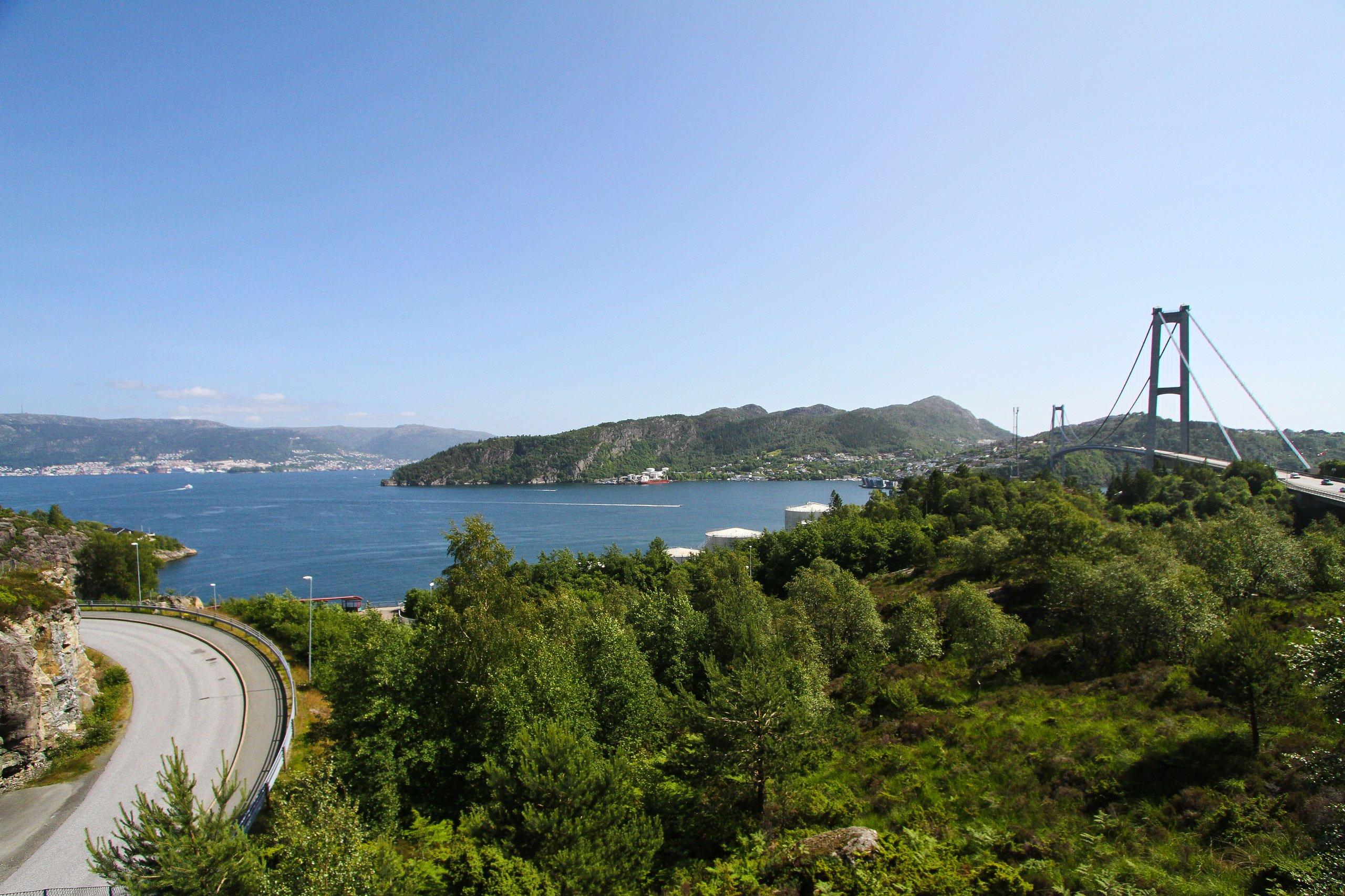 Utsikt over naturen og fjorden i nærområdet til nye boliger på Kleppestø
