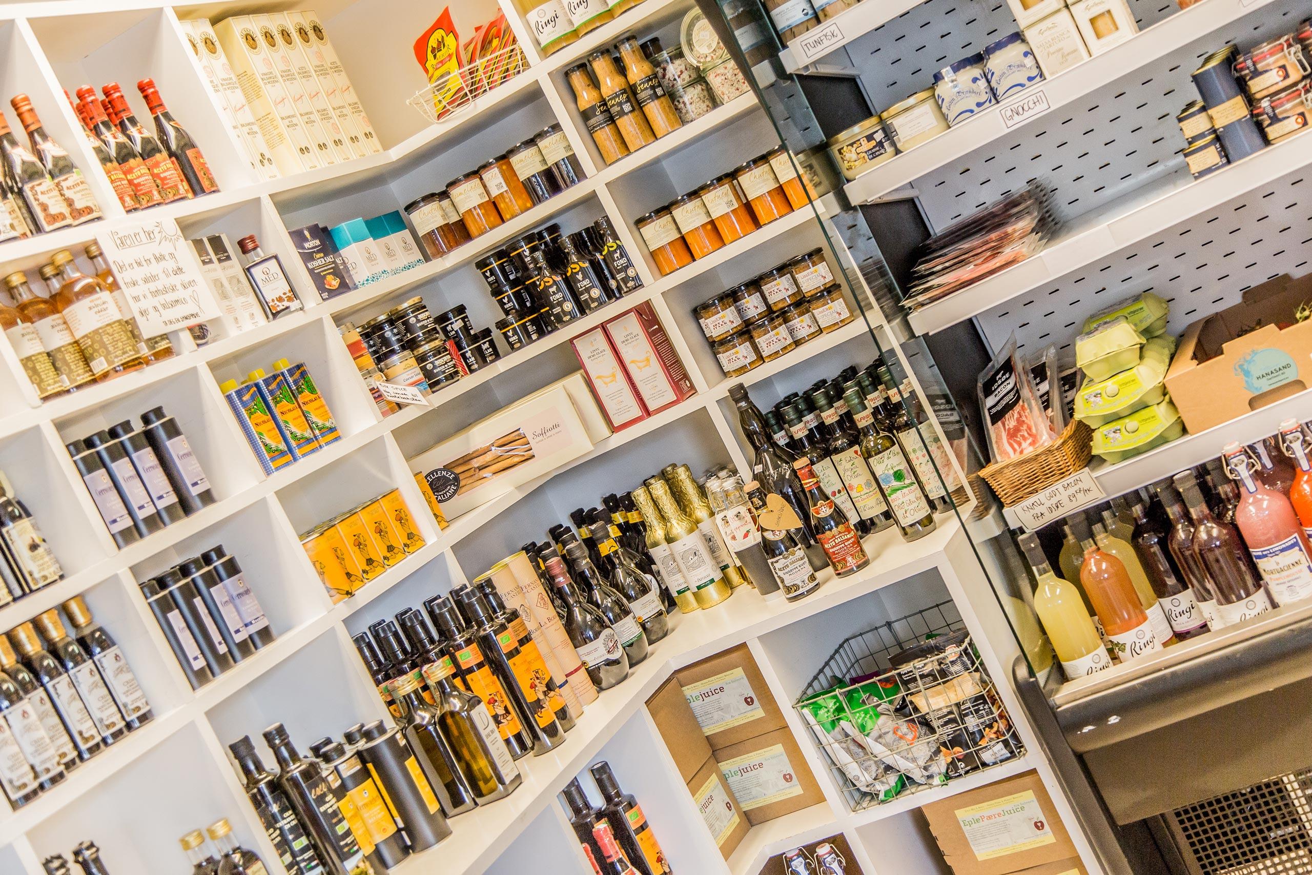 Butikkhyller med diverse lukseriøse mat- og drikkevarer.