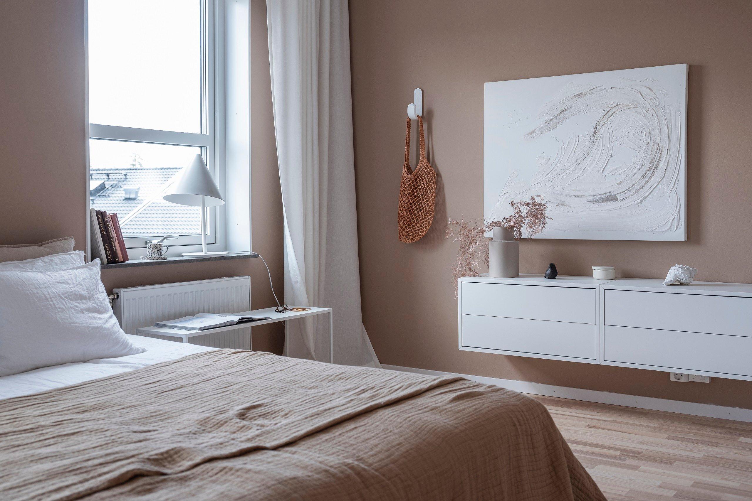 Rosa sovrum med inredningsdetaljer i vita och jordnära färger.