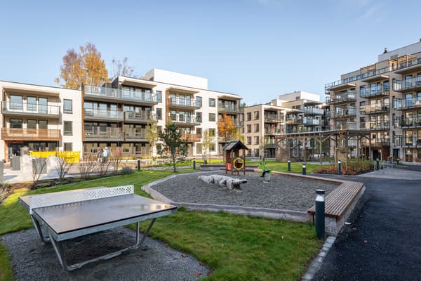 Hyggelige og sosiale uteområder på Myrvoll stasjon.