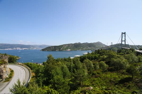 Utsikt over naturen og fjorden i nærområdet til nye boliger på Kleppestø
