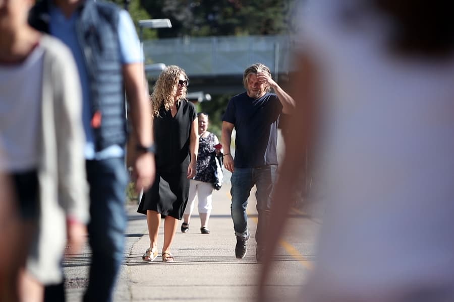 Par på vei hjem til sin nye JM leilighet fra Myrvoll Stasjon