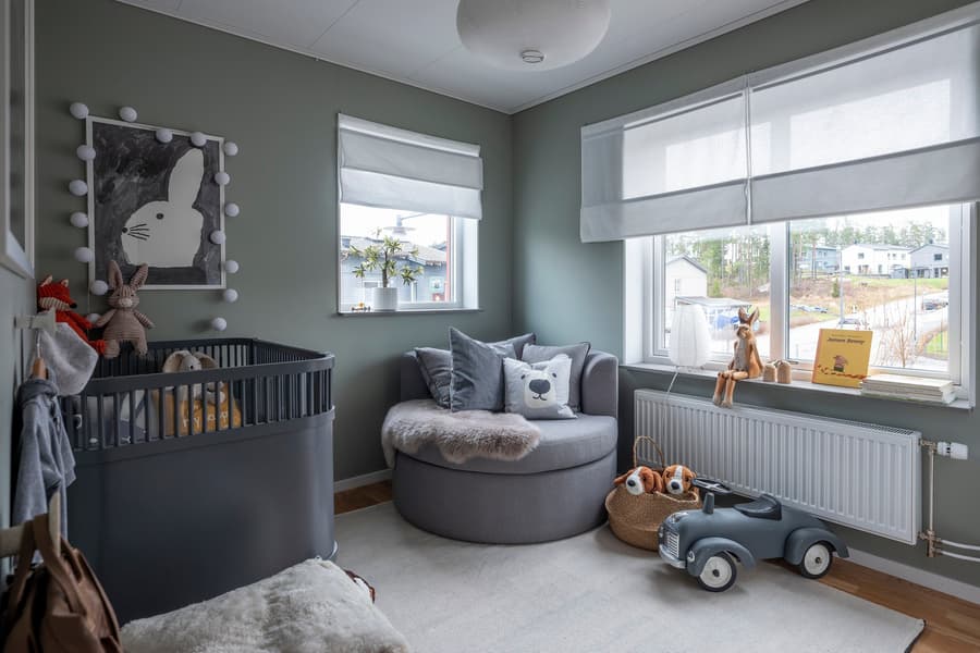 Sovrumsinredning dova färger. Barnsäng.