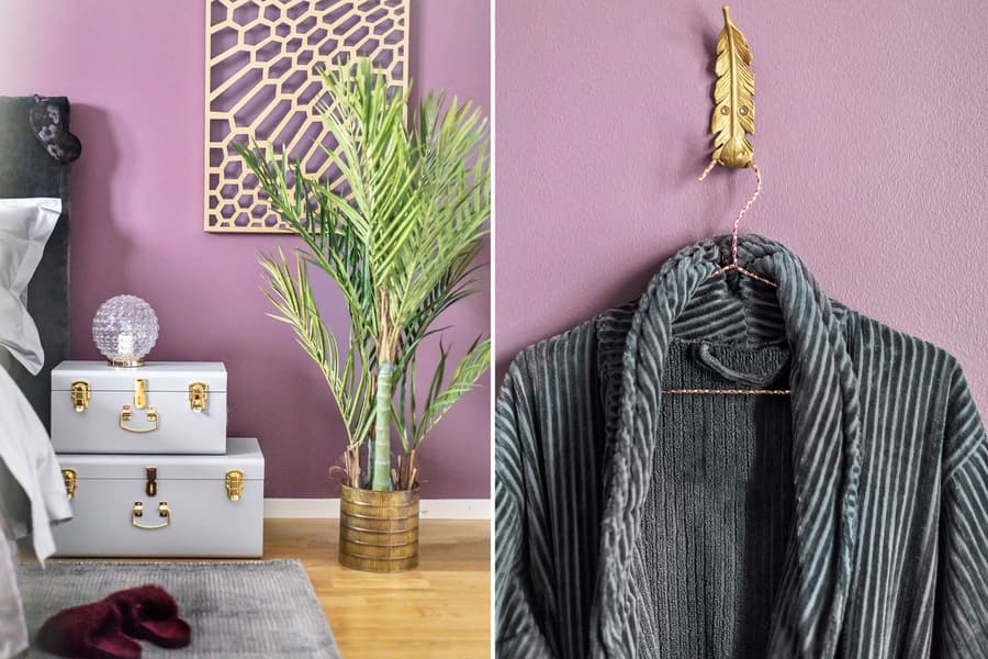 Inredningsdetaljer sovrum. Vita resväskor. Guld och rosa.