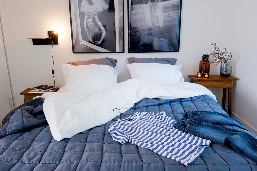 Inredning sovrum denimblå och brunt