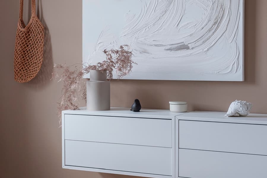 Vit byrå i rosa sovrum