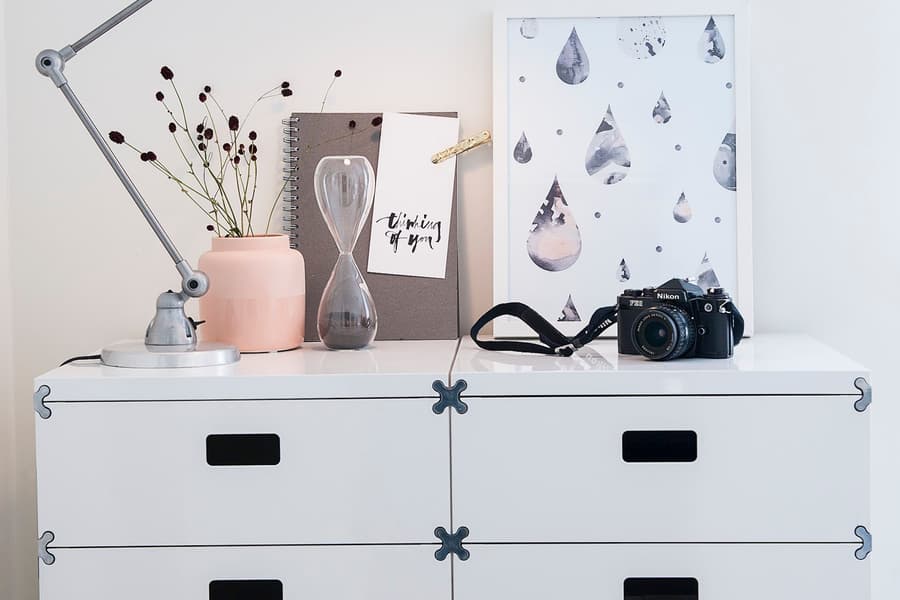 Stilleben på byrå. Sovrumsinredning.