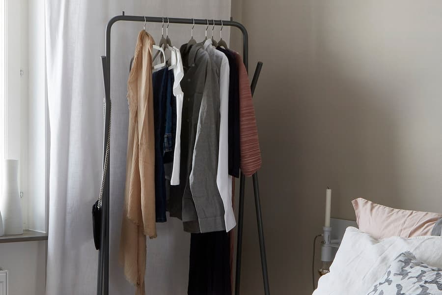 Svart klädhängare i sovrummet