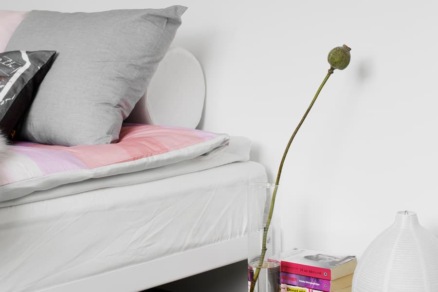 Sovrumsinredning. Sängbord av låg pall