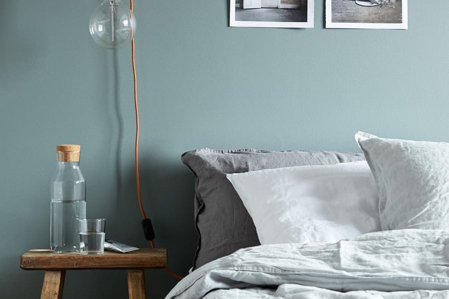 Sängbord av pall. Industriell sovrumsinredning.