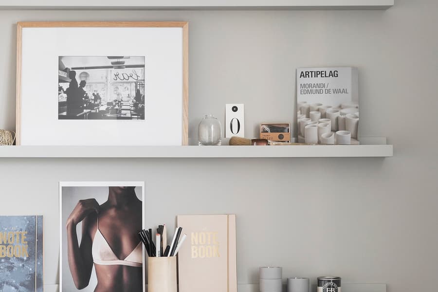 Tavelhyllor med tavlor. Inspiration inredning.